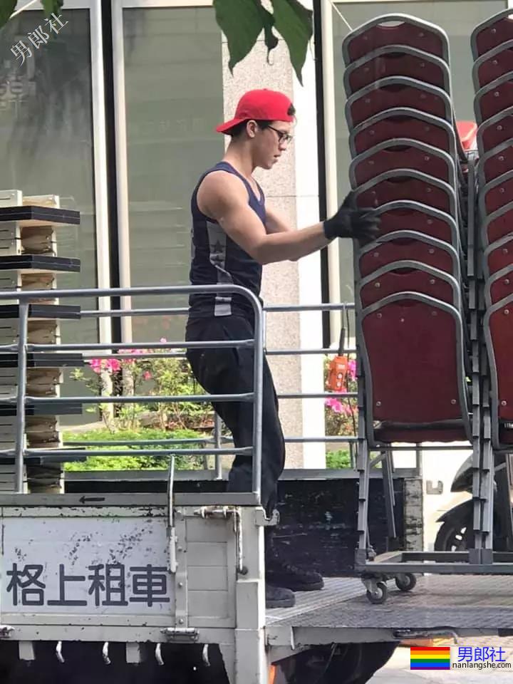 地铁正装帅哥被抓拍，颜值炸了！ - 51虹马