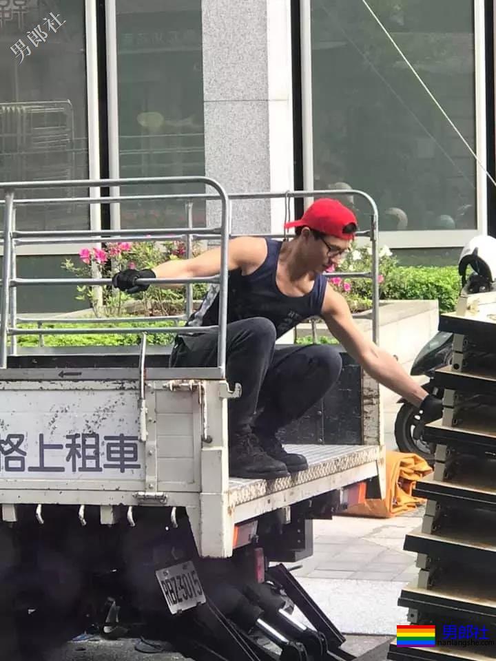 地铁正装帅哥被抓拍，颜值炸了！ - 51虹马