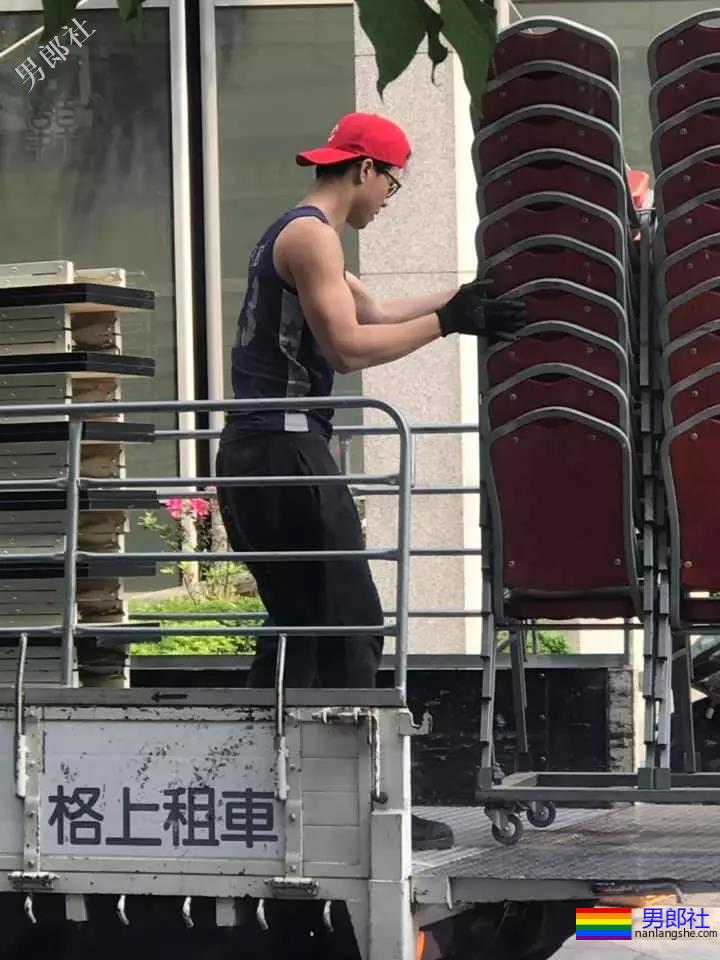 地铁正装帅哥被抓拍，颜值炸了！ - 51虹马