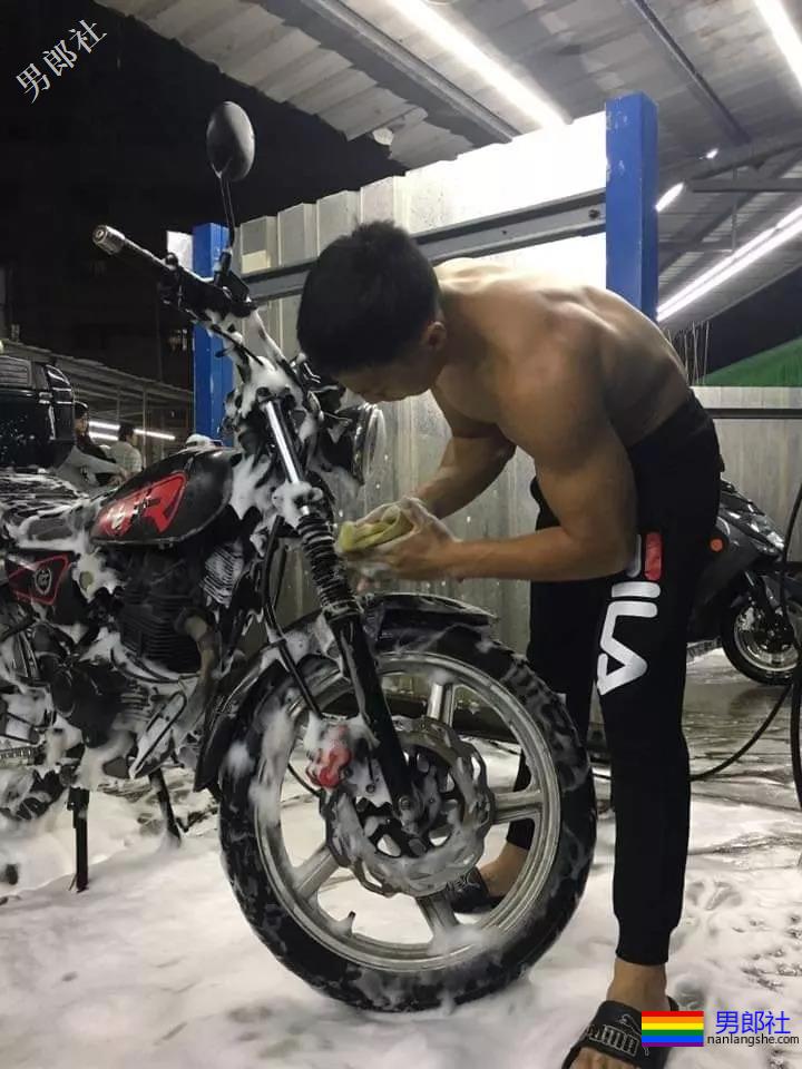 地铁正装帅哥被抓拍，颜值炸了！ - 51虹马