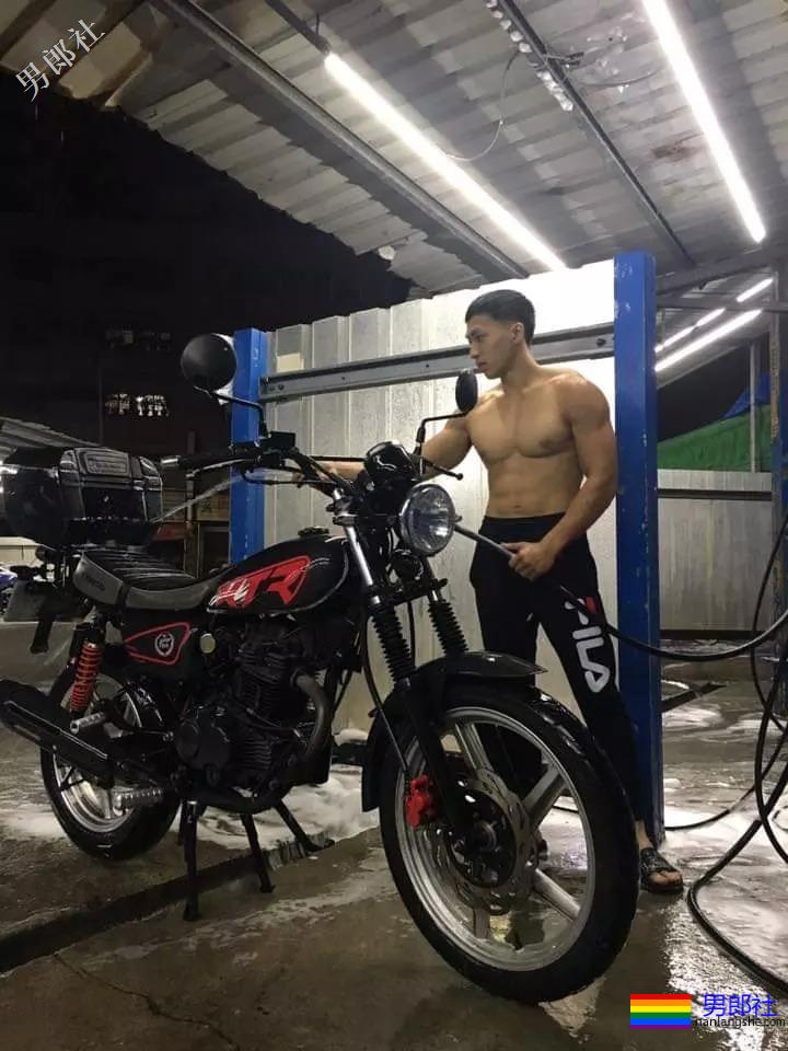 地铁正装帅哥被抓拍，颜值炸了！ - 51虹马