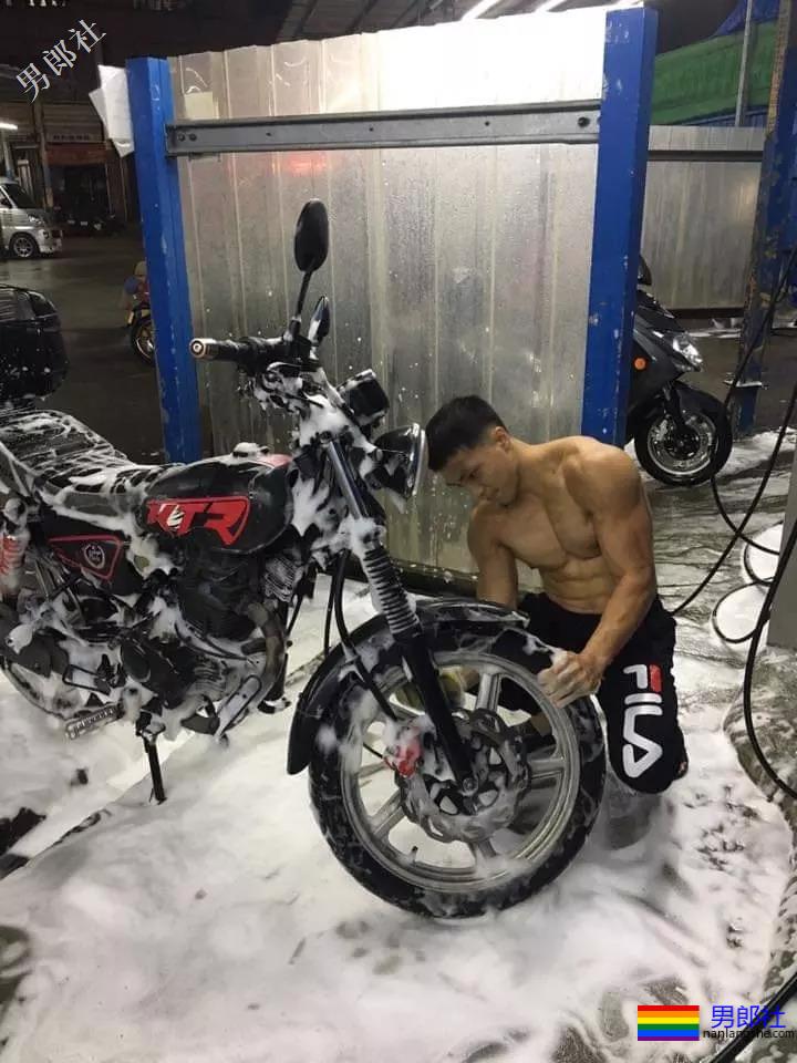 地铁正装帅哥被抓拍，颜值炸了！ - 51虹马