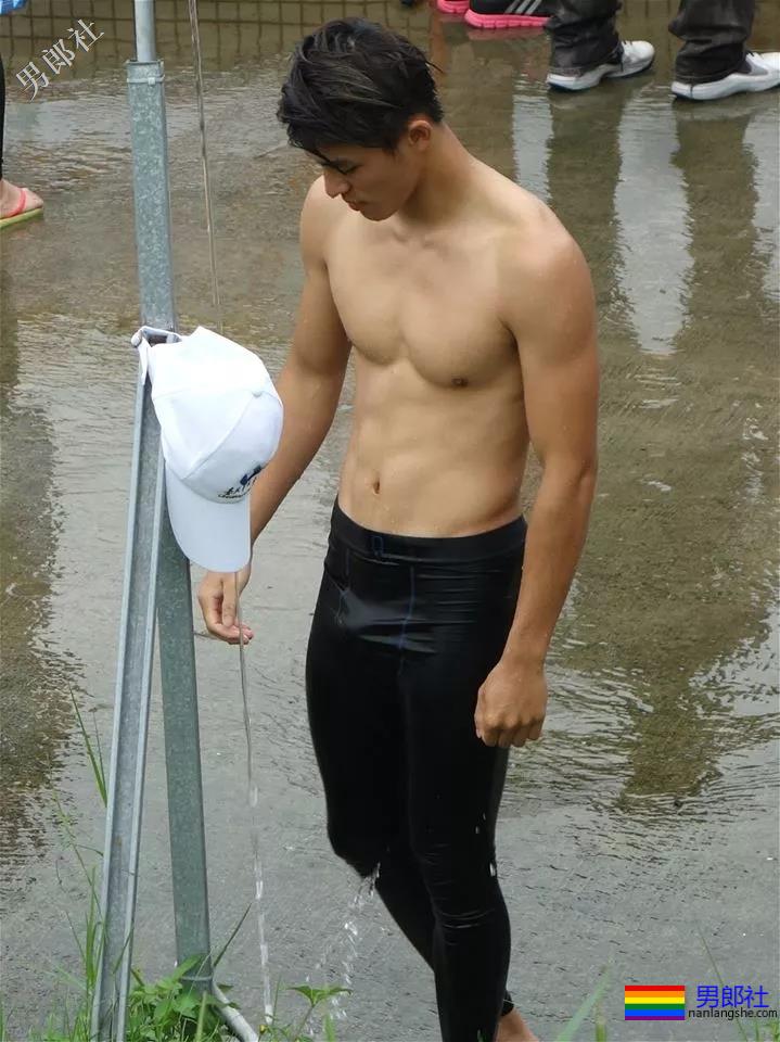 地铁正装帅哥被抓拍，颜值炸了！ - 51虹马