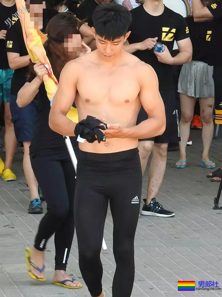 地铁正装帅哥被抓拍，颜值炸了！ - 51虹马