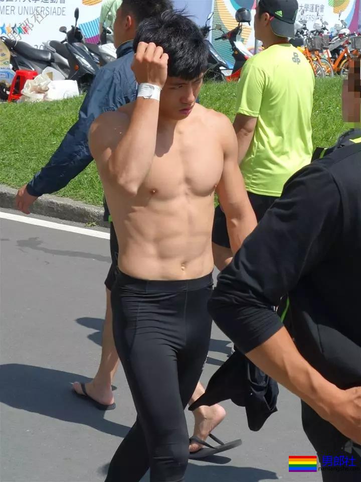 地铁正装帅哥被抓拍，颜值炸了！ - 51虹马