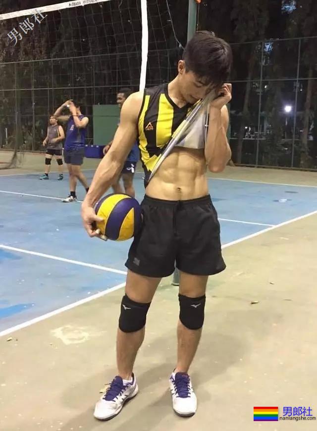 地铁正装帅哥被抓拍，颜值炸了！ - 51虹马