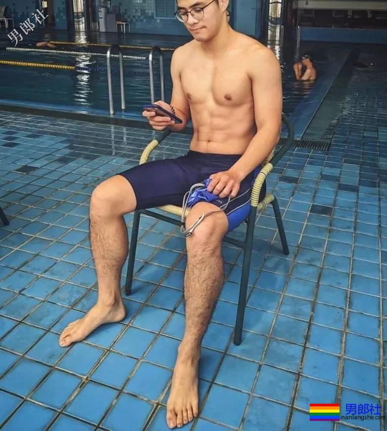 地铁正装帅哥被抓拍，颜值炸了！ - 51虹马