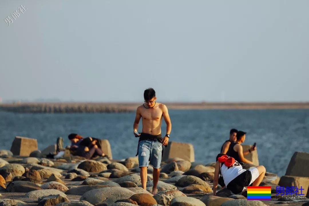 地铁正装帅哥被抓拍，颜值炸了！ - 51虹马