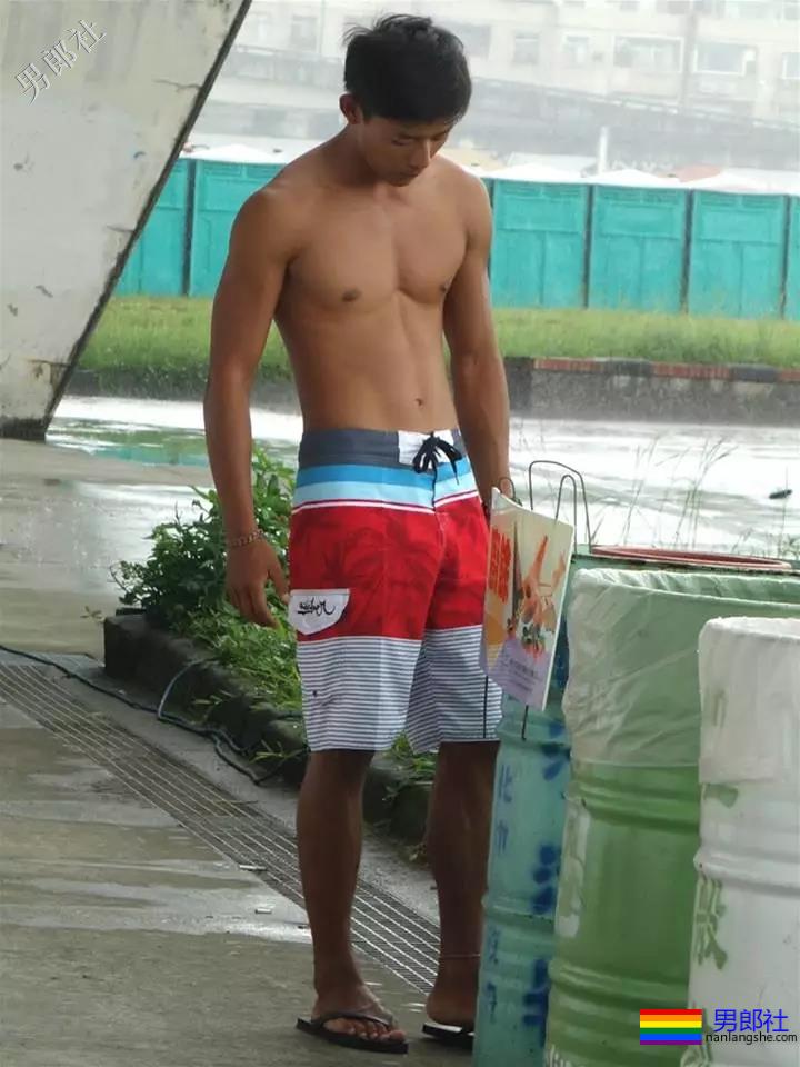 地铁正装帅哥被抓拍，颜值炸了！ - 51虹马