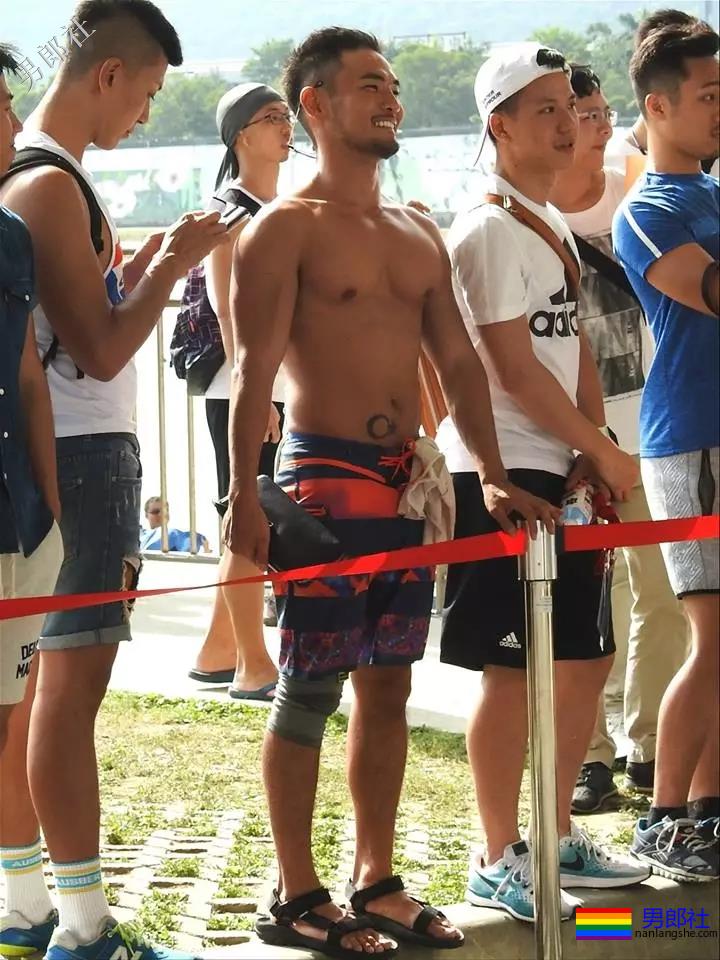 地铁正装帅哥被抓拍，颜值炸了！ - 51虹马