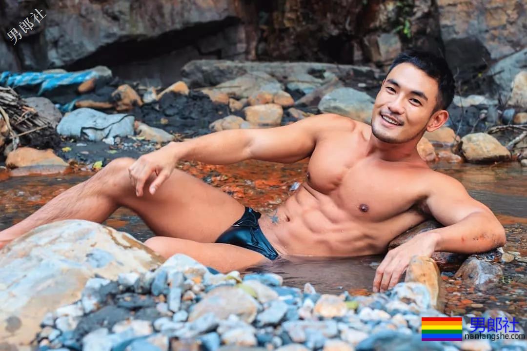 地铁正装帅哥被抓拍，颜值炸了！ - 51虹马