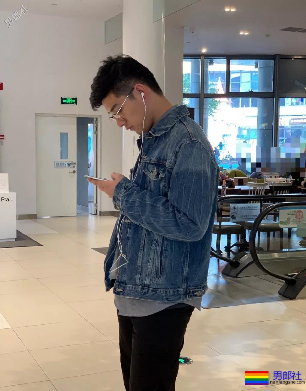 地铁正装帅哥被抓拍，颜值炸了！ - 51虹马