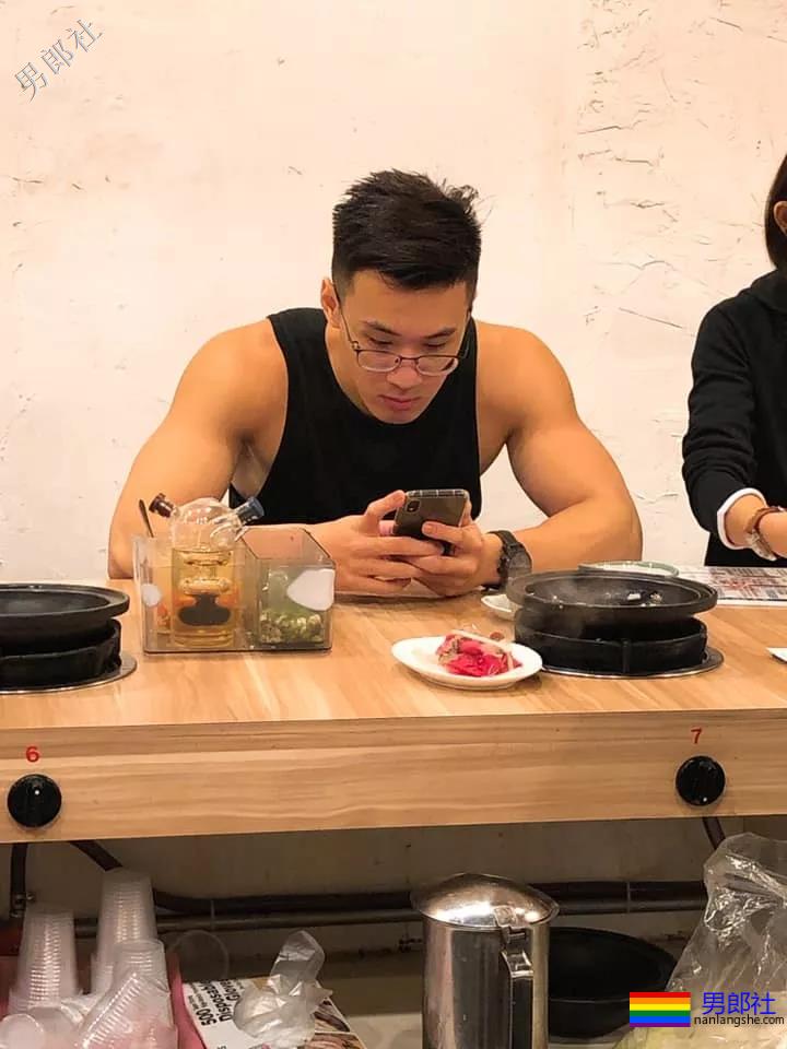 地铁正装帅哥被抓拍,颜值炸了! - 51虹马 地铁正装帅哥被抓拍,颜值炸了! - 51虹马