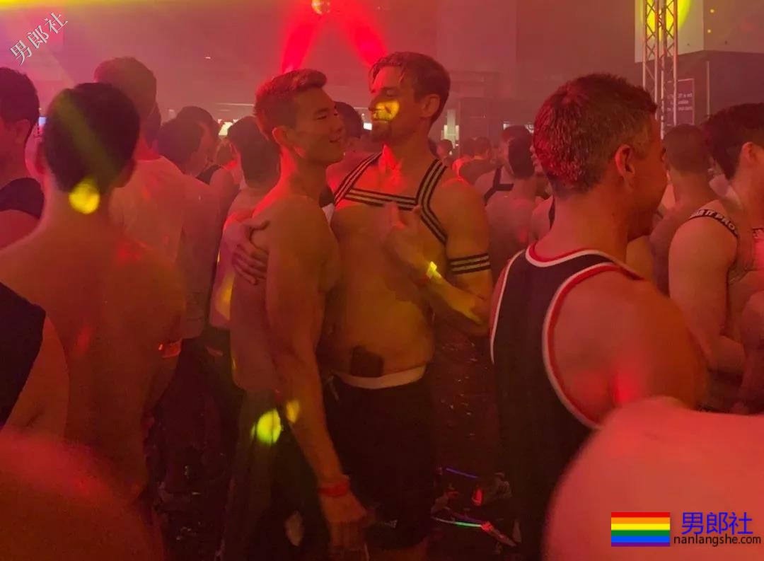 心机BOY泼水节穿白色，一被泼就透了！ - 51虹马