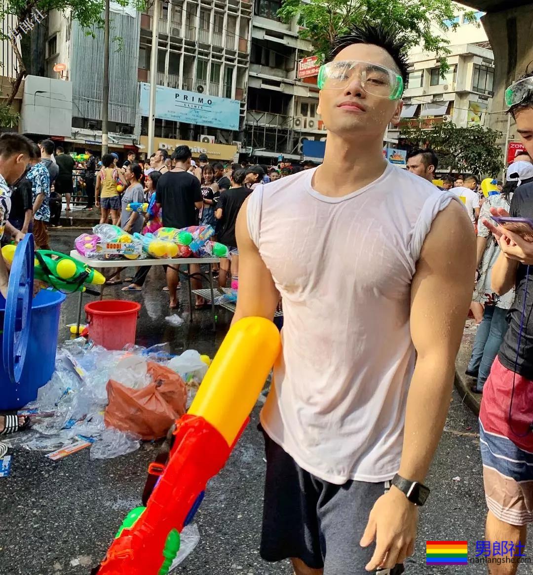 心机BOY泼水节穿白色，一被泼就透了！ - 51虹马