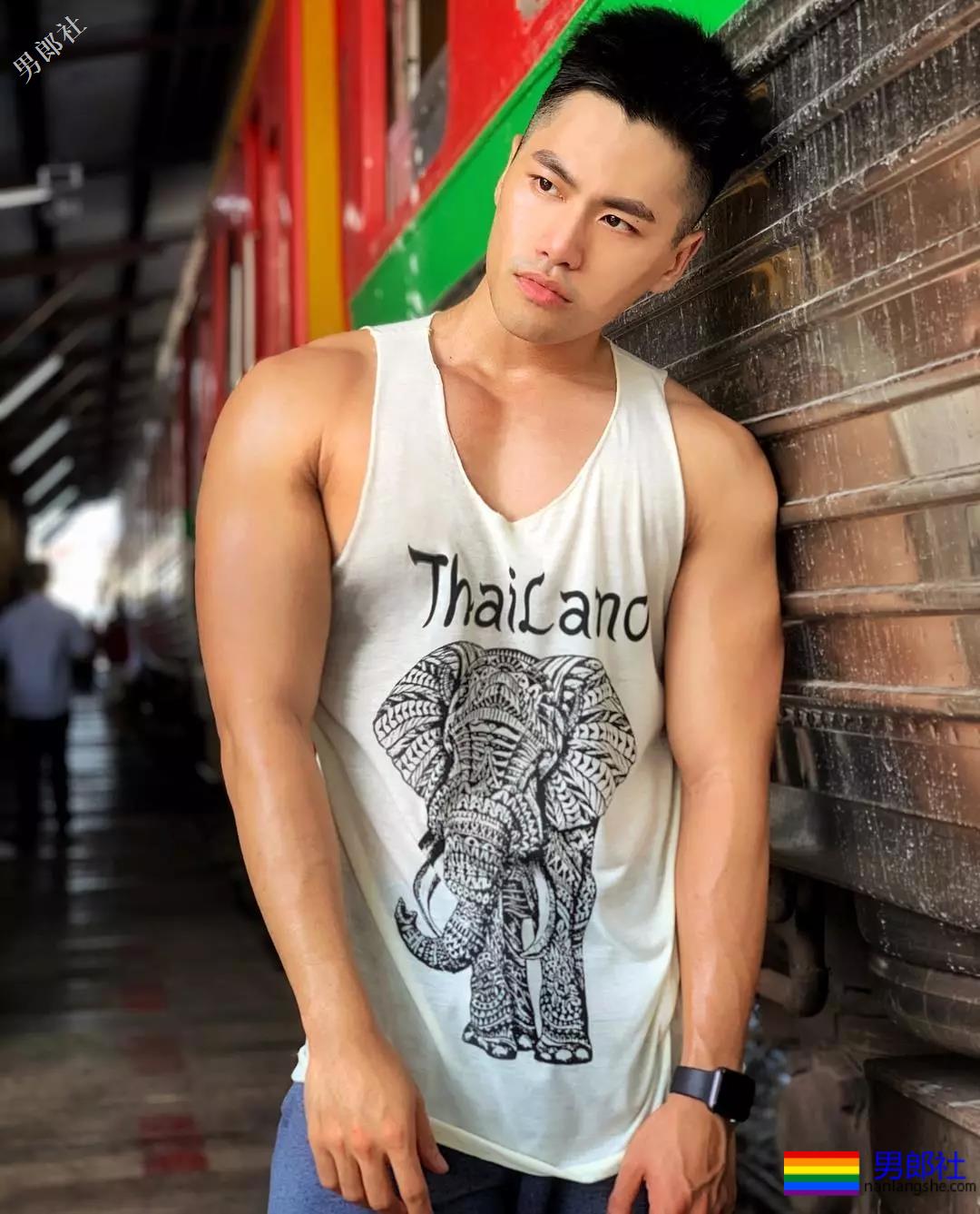 心机BOY泼水节穿白色，一被泼就透了！ - 51虹马