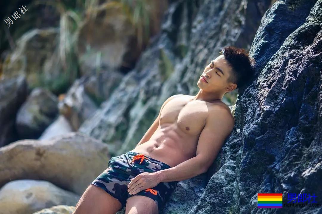 心机BOY泼水节穿白色，一被泼就透了！ - 51虹马