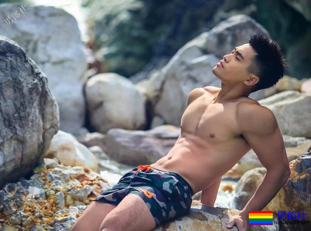 心机BOY泼水节穿白色，一被泼就透了！ - 51虹马