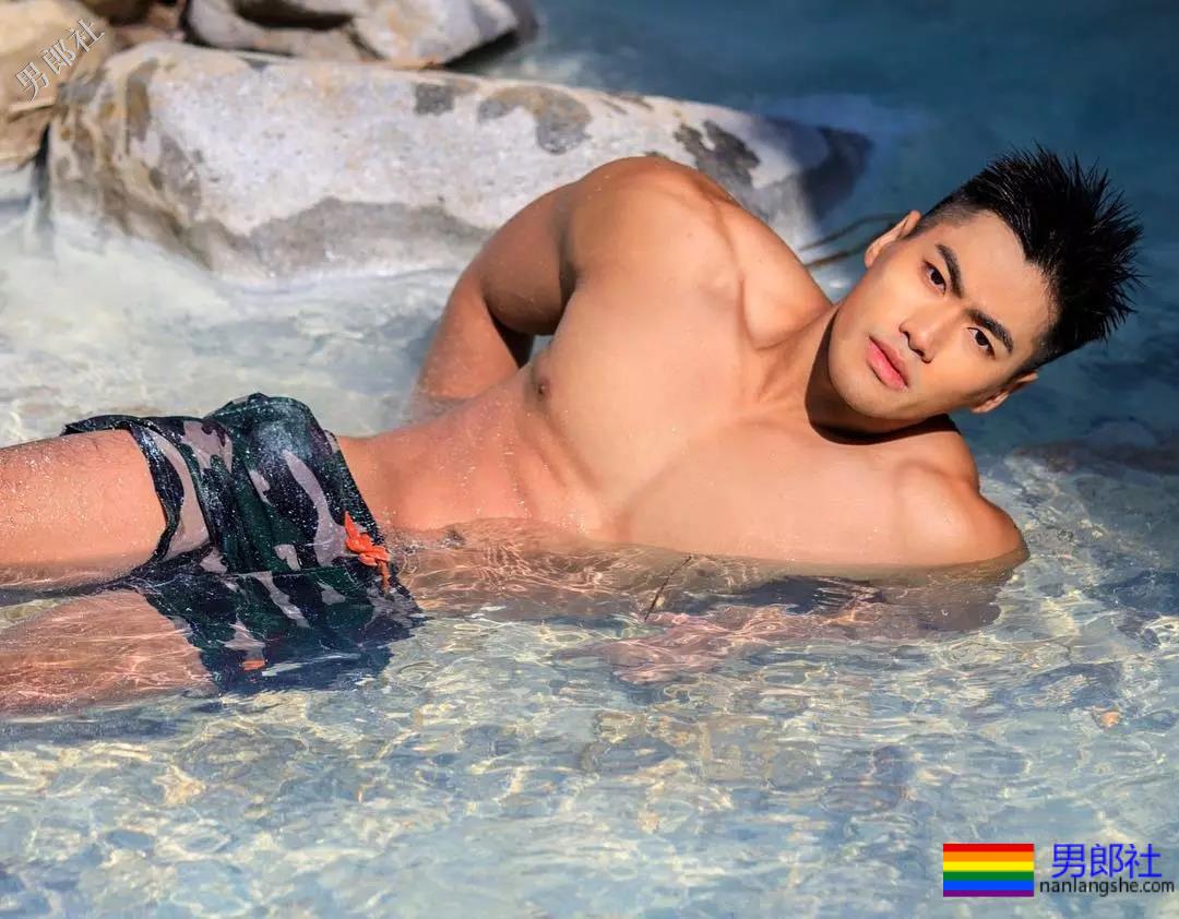 心机BOY泼水节穿白色，一被泼就透了！ - 51虹马