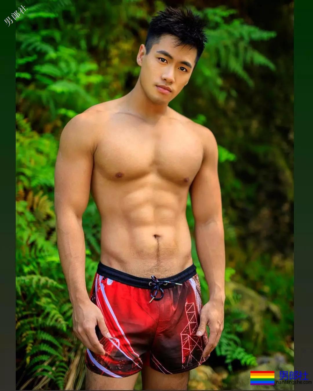 心机BOY泼水节穿白色，一被泼就透了！ - 51虹马