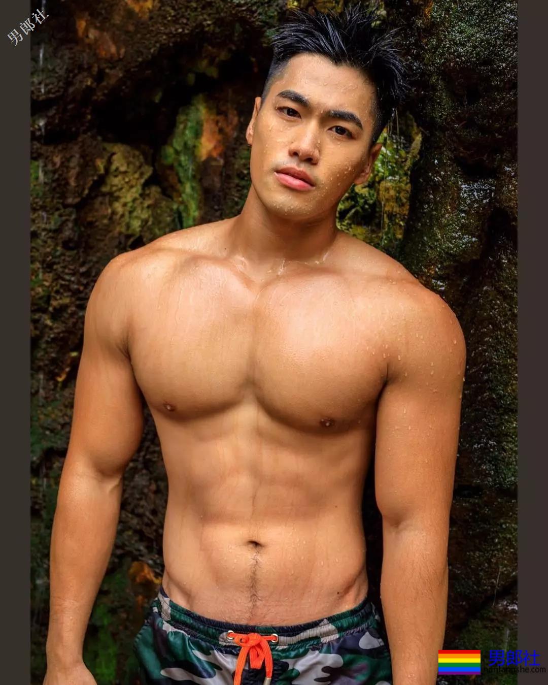 心机BOY泼水节穿白色，一被泼就透了！ - 51虹马