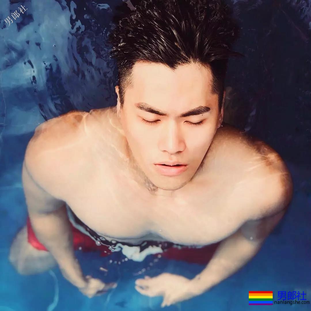 心机BOY泼水节穿白色,一被泼就透了! - 51虹马 心机BOY泼水节穿白色,一被泼就透了! - 51虹马