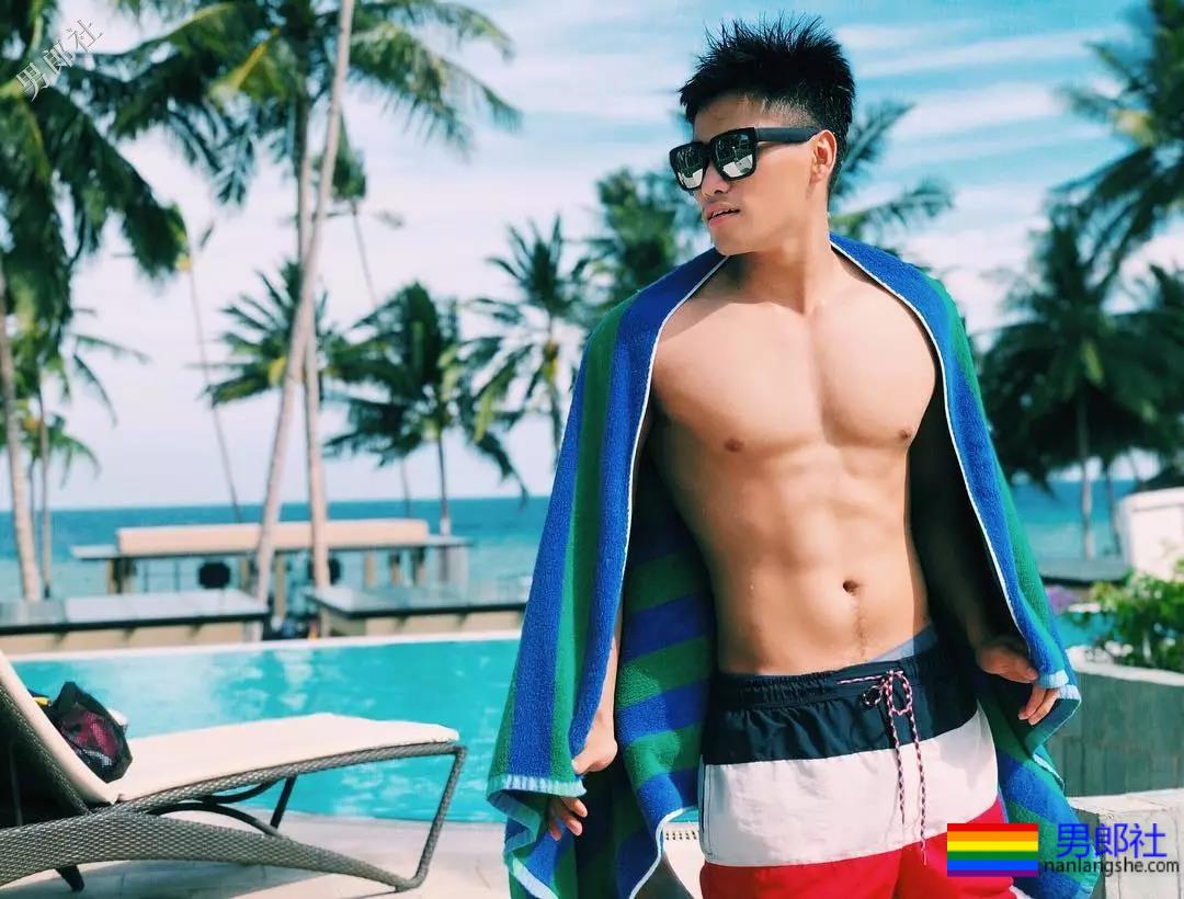 心机BOY泼水节穿白色，一被泼就透了！ - 51虹马