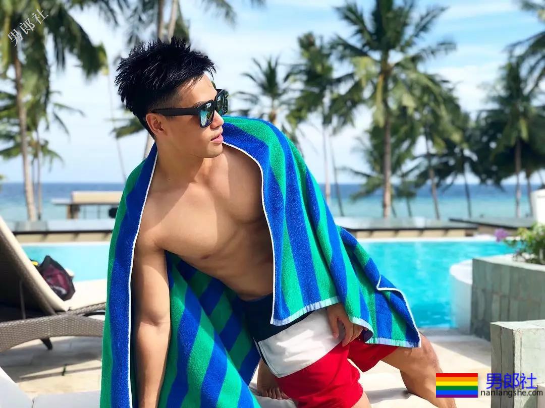 心机BOY泼水节穿白色，一被泼就透了！ - 51虹马