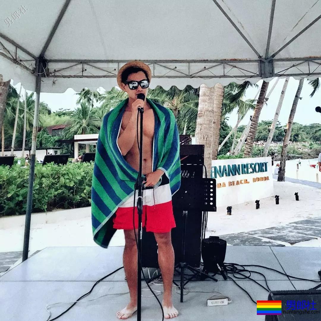 心机BOY泼水节穿白色，一被泼就透了！ - 51虹马