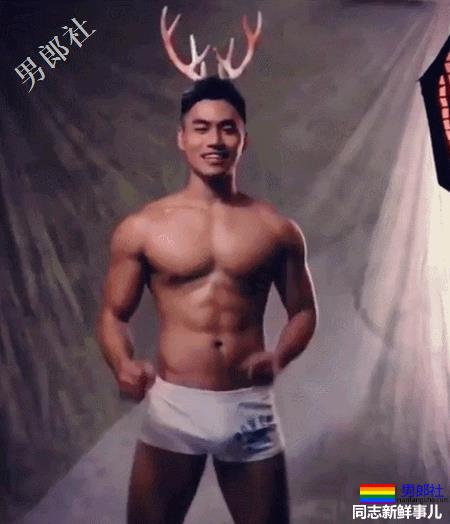 心机BOY泼水节穿白色，一被泼就透了！ - 51虹马