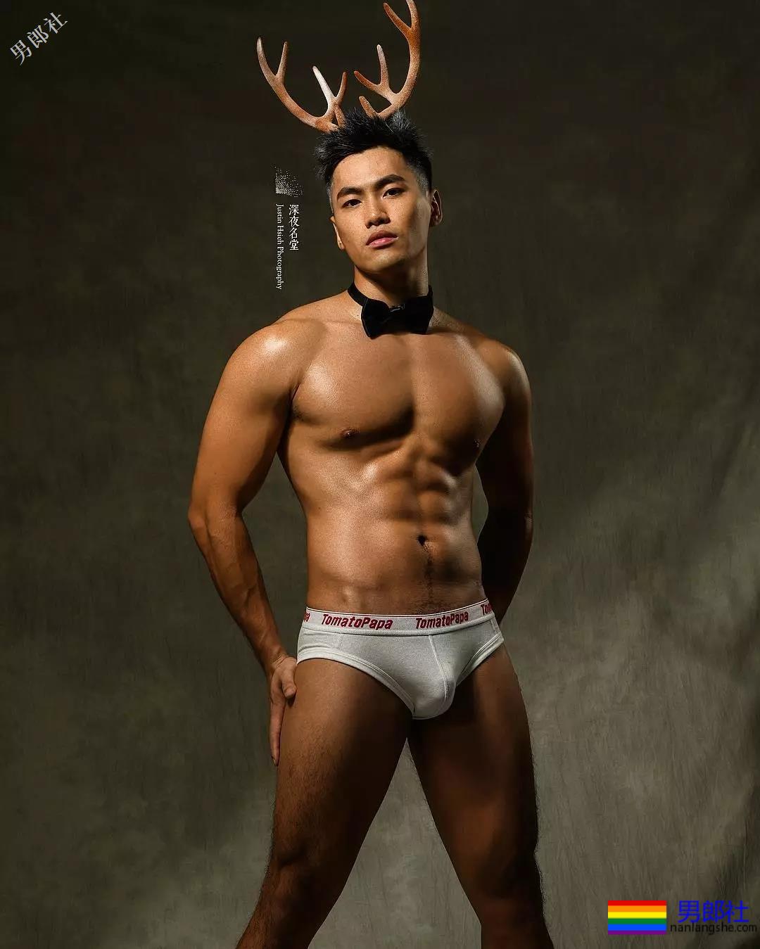 心机BOY泼水节穿白色，一被泼就透了！ - 51虹马