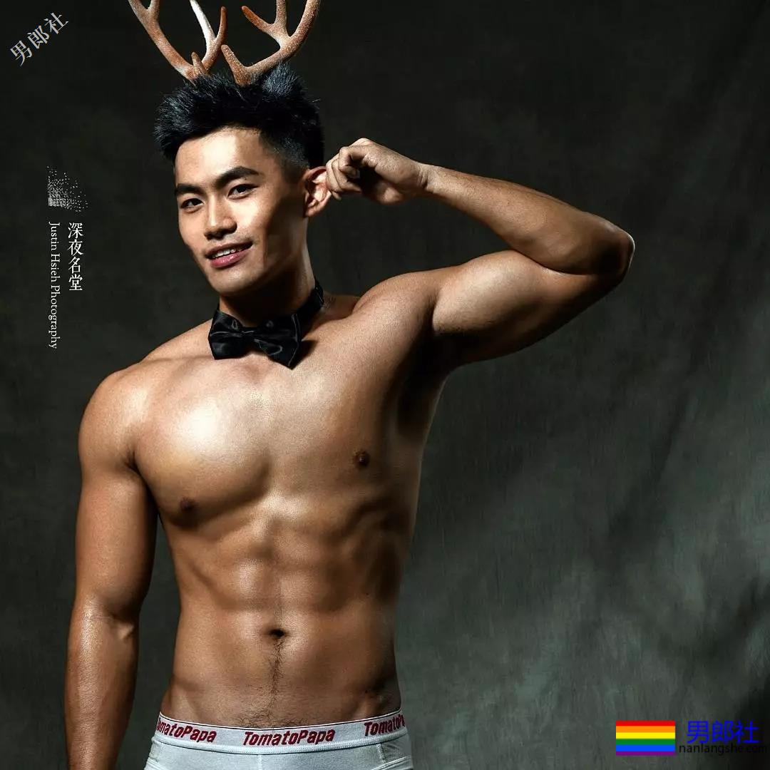 心机BOY泼水节穿白色，一被泼就透了！ - 51虹马