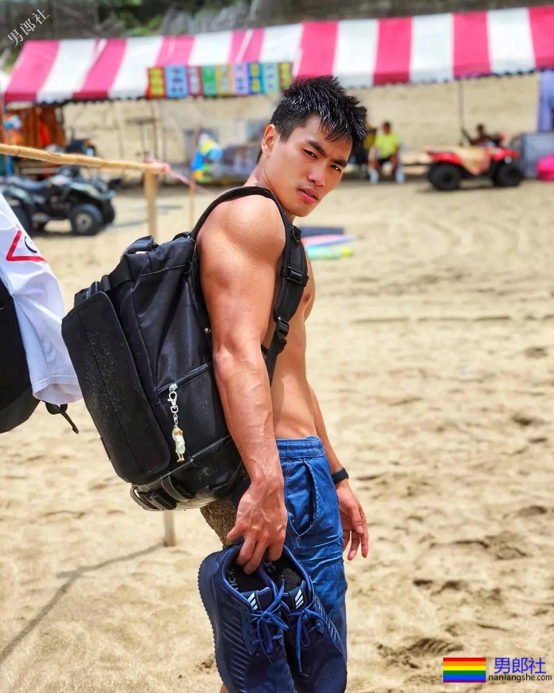 心机BOY泼水节穿白色，一被泼就透了！ - 51虹马