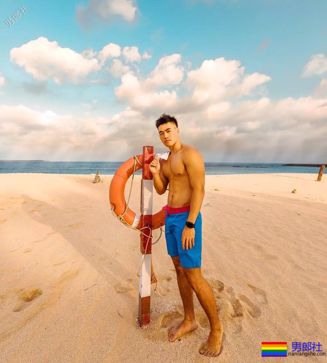 心机BOY泼水节穿白色，一被泼就透了！ - 51虹马