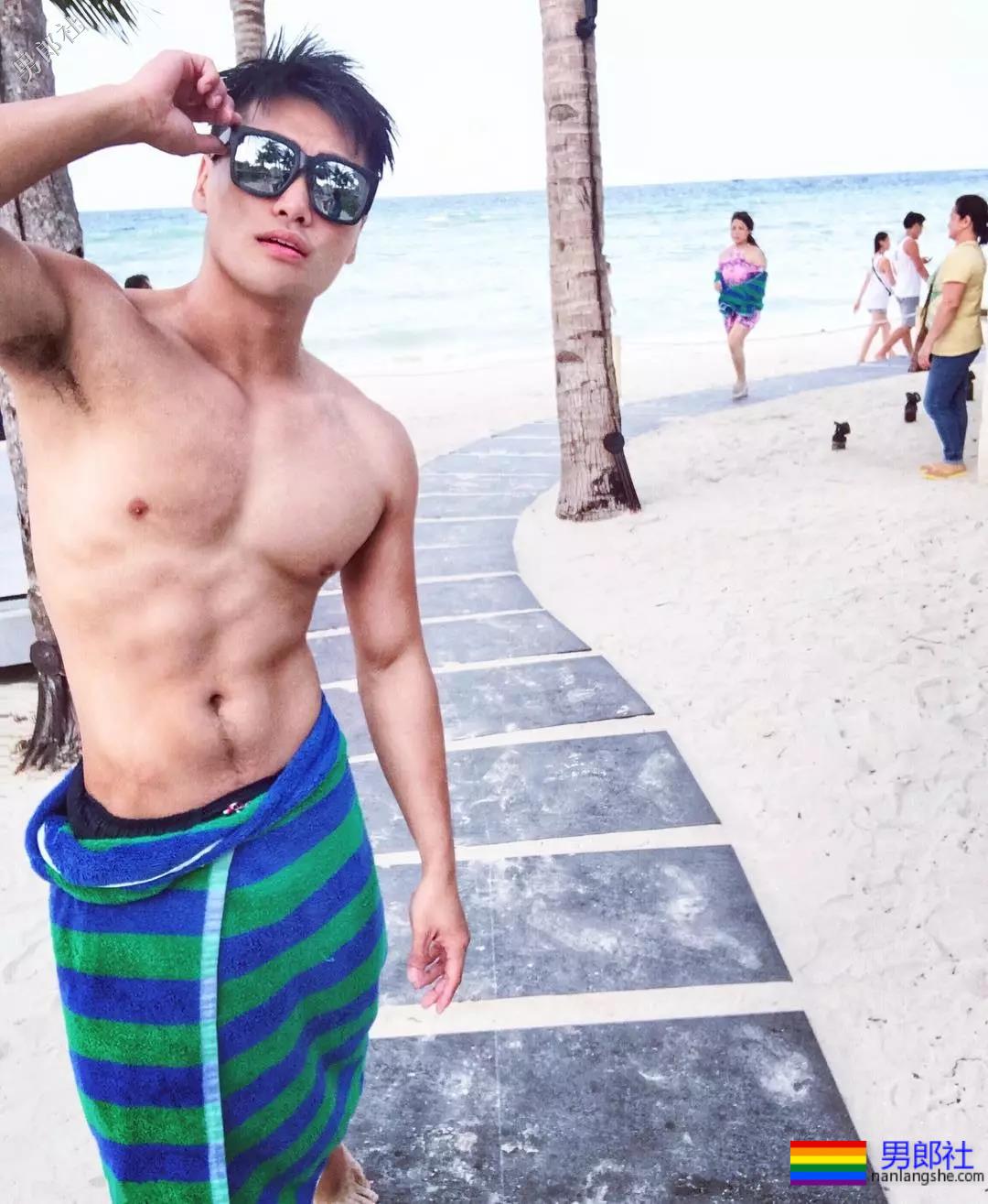 心机BOY泼水节穿白色，一被泼就透了！ - 51虹马