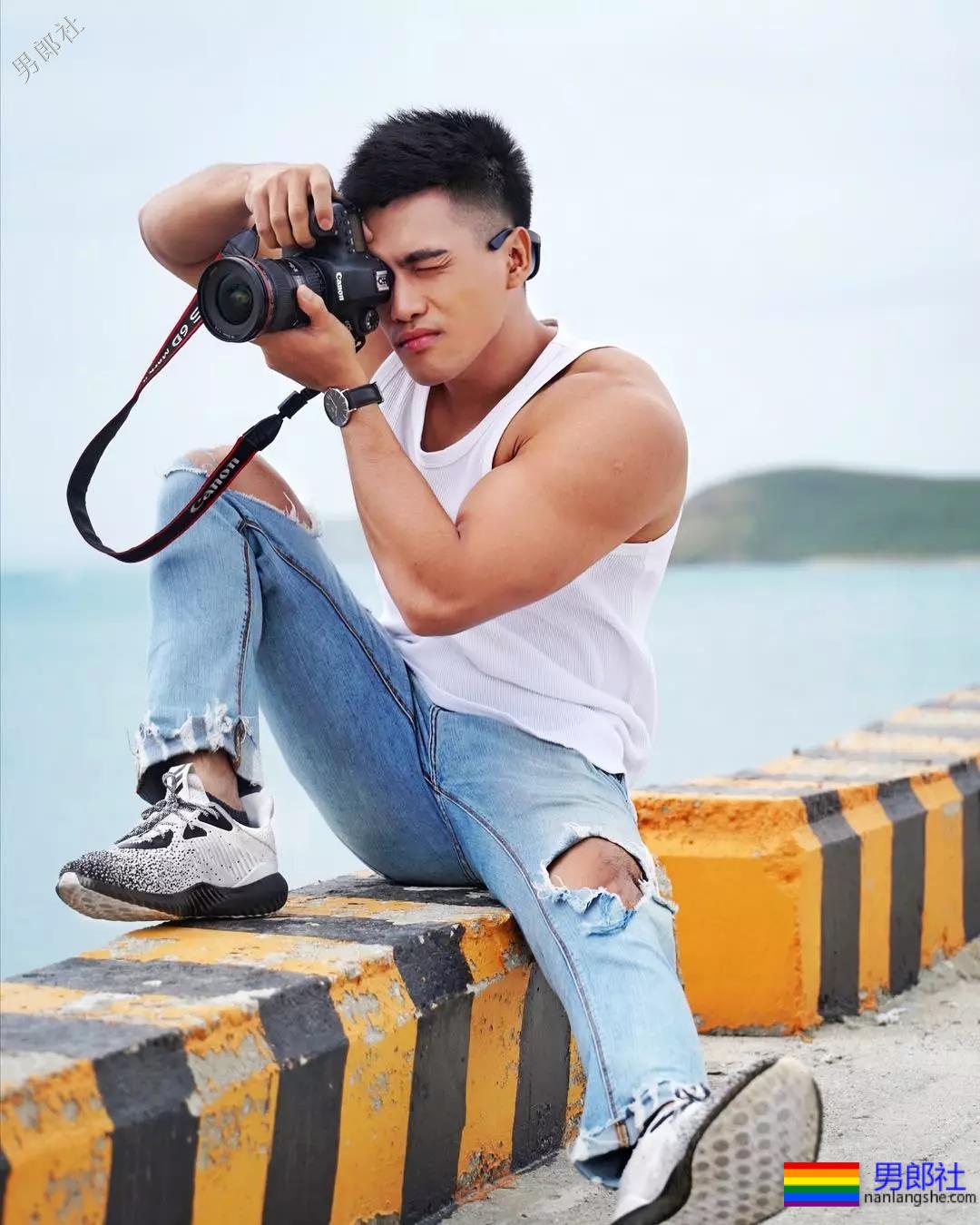 心机BOY泼水节穿白色，一被泼就透了！ - 51虹马