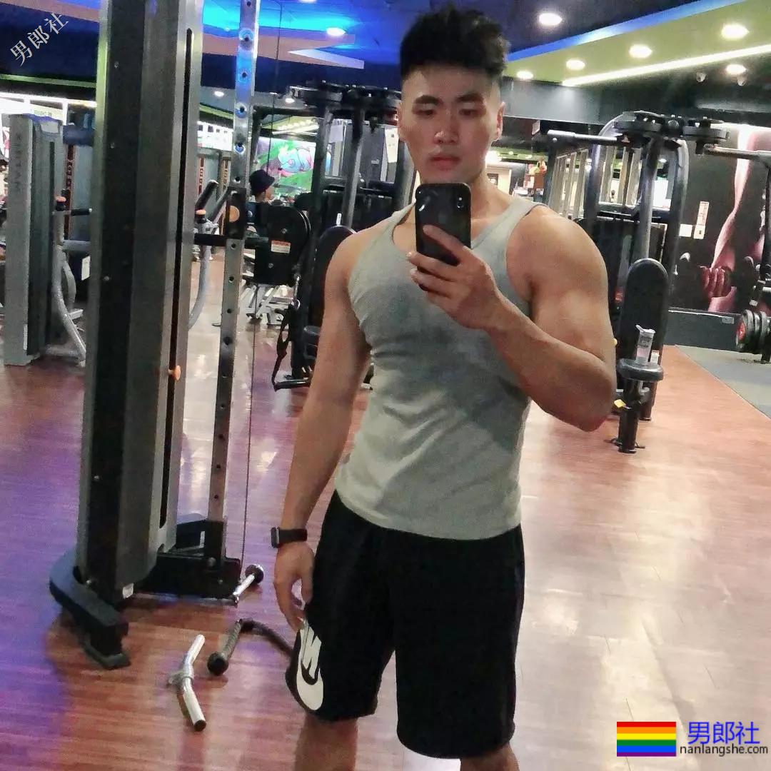 心机BOY泼水节穿白色，一被泼就透了！ - 51虹马