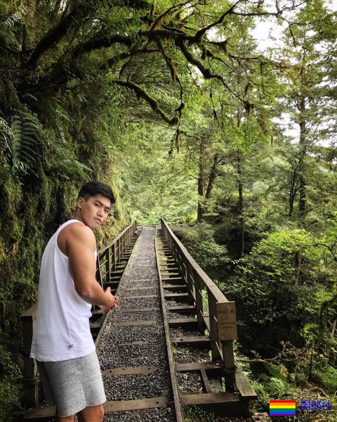 心机BOY泼水节穿白色,一被泼就透了! - 51虹马 心机BOY泼水节穿白色,一被泼就透了! - 51虹马