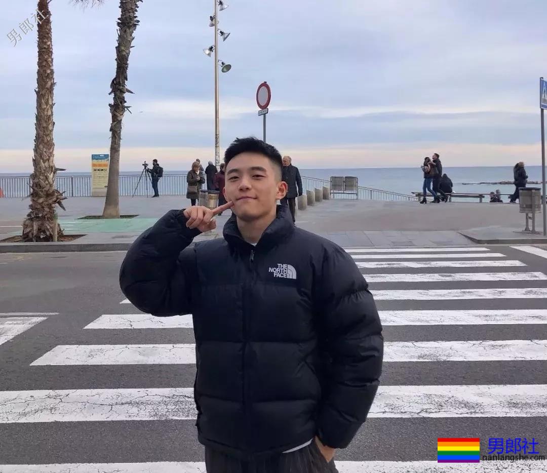 爆红圈内的航空学院校草小哥肌肉正装翘臀！ - 51虹马