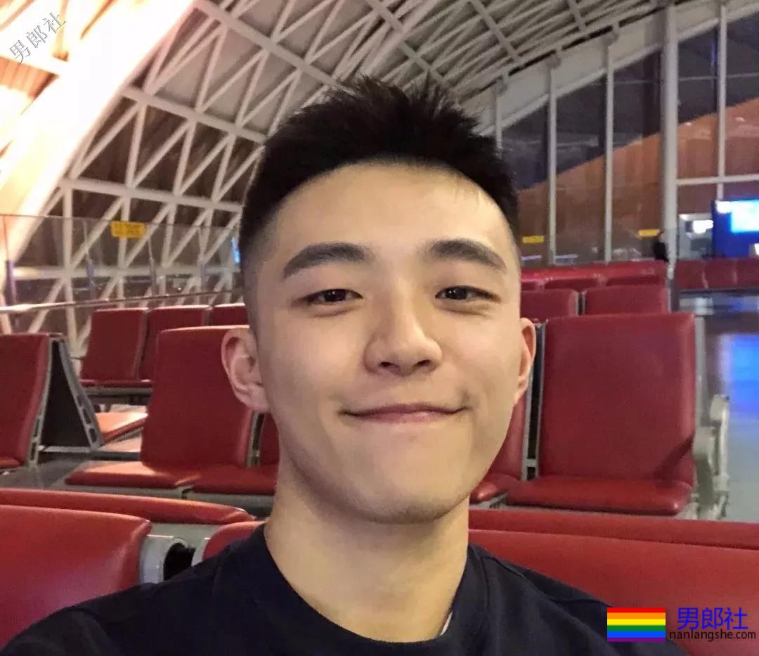 爆红圈内的航空学院校草小哥肌肉正装翘臀！ - 51虹马