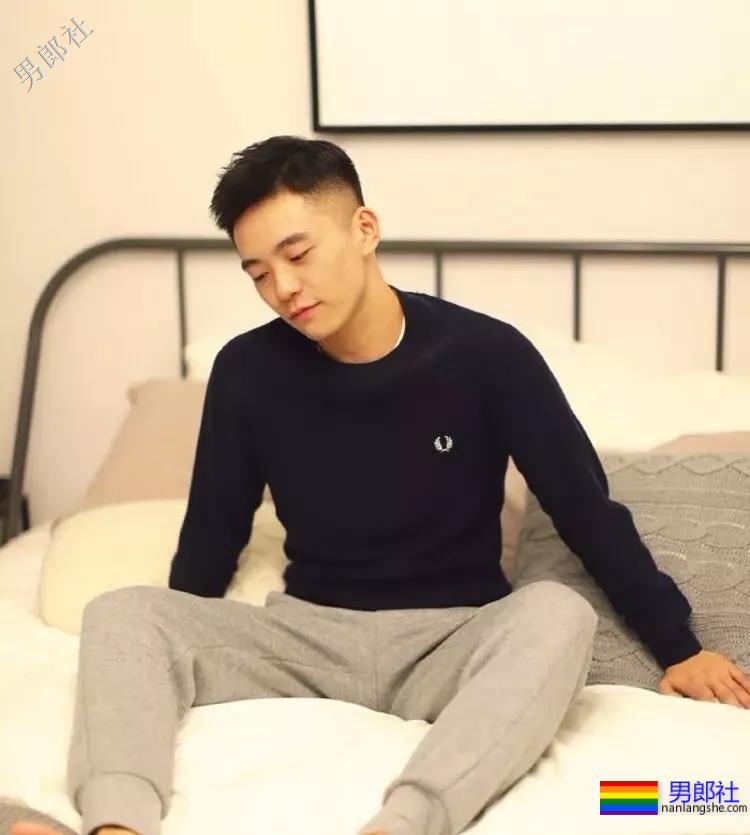 爆红圈内的航空学院校草小哥肌肉正装翘臀！ - 51虹马