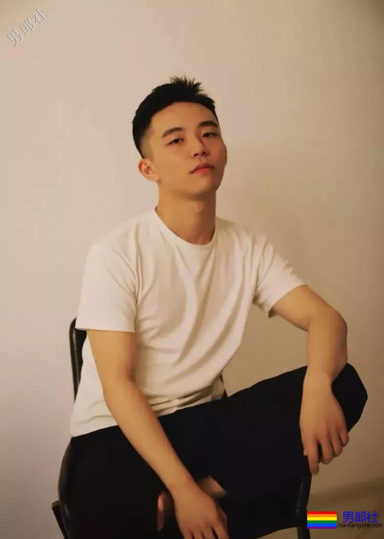 爆红圈内的航空学院校草小哥肌肉正装翘臀！ - 51虹马