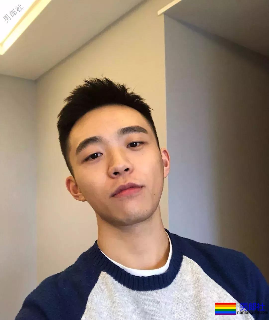 爆红圈内的航空学院校草小哥肌肉正装翘臀！ - 51虹马