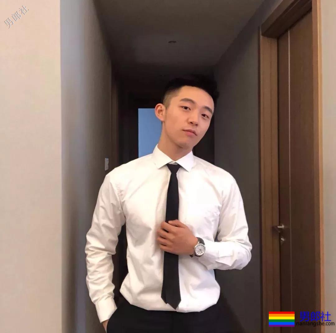 爆红圈内的航空学院校草小哥肌肉正装翘臀！ - 51虹马