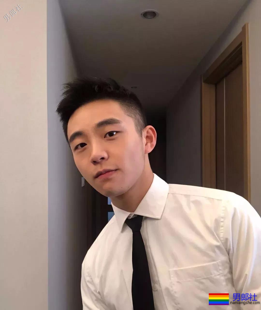 爆红圈内的航空学院校草小哥肌肉正装翘臀！ - 51虹马