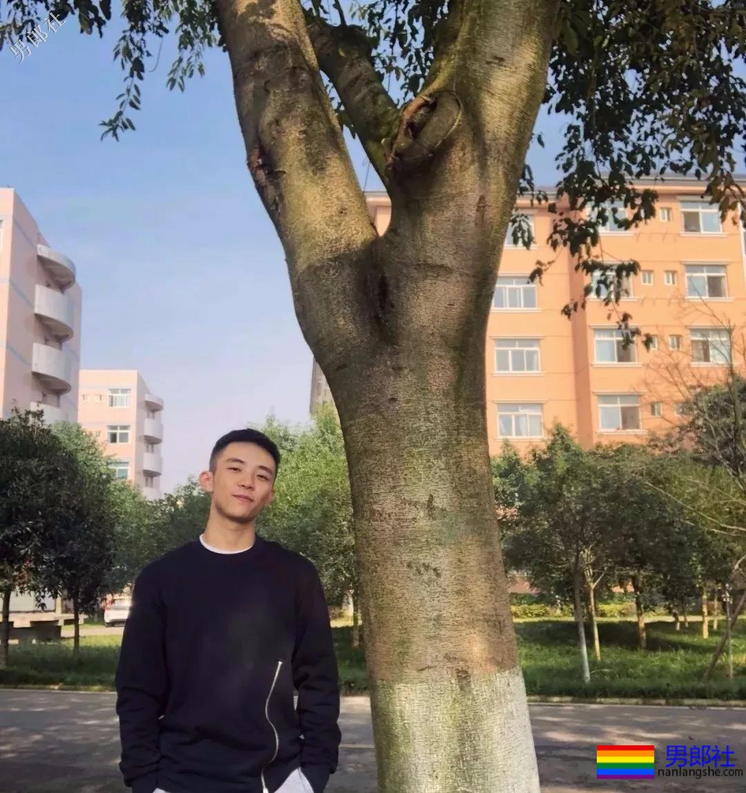 爆红圈内的航空学院校草小哥肌肉正装翘臀！ - 51虹马