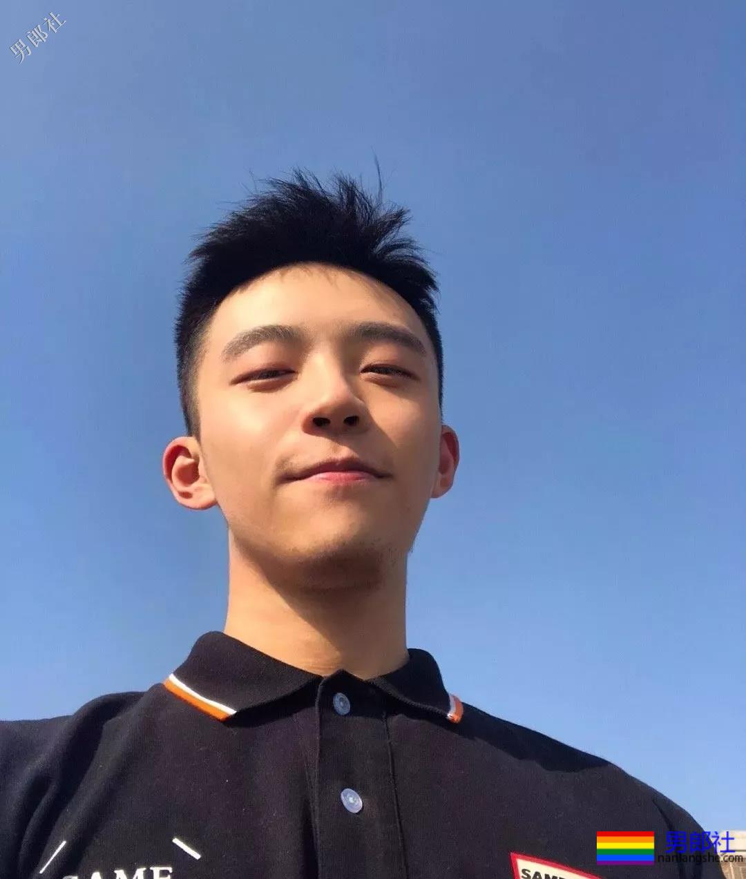 爆红圈内的航空学院校草小哥肌肉正装翘臀！ - 51虹马