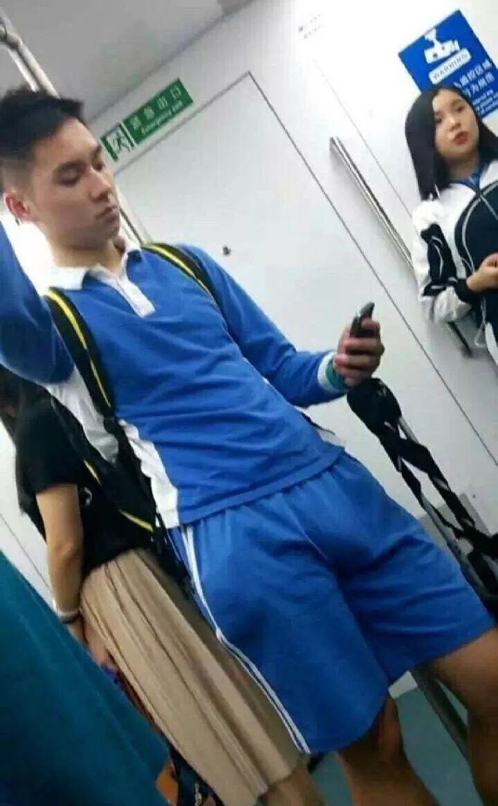 广东的校裤真的太小！发育中的男生尴尬了！! - 51虹马