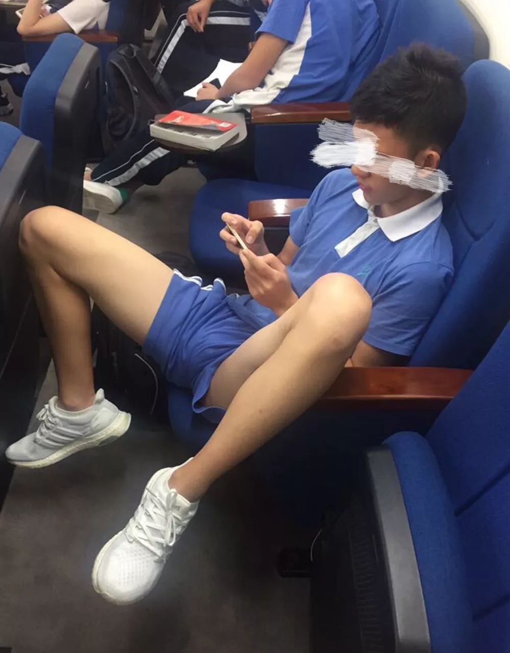 广东的校裤真的太小！发育中的男生尴尬了！! - 51虹马