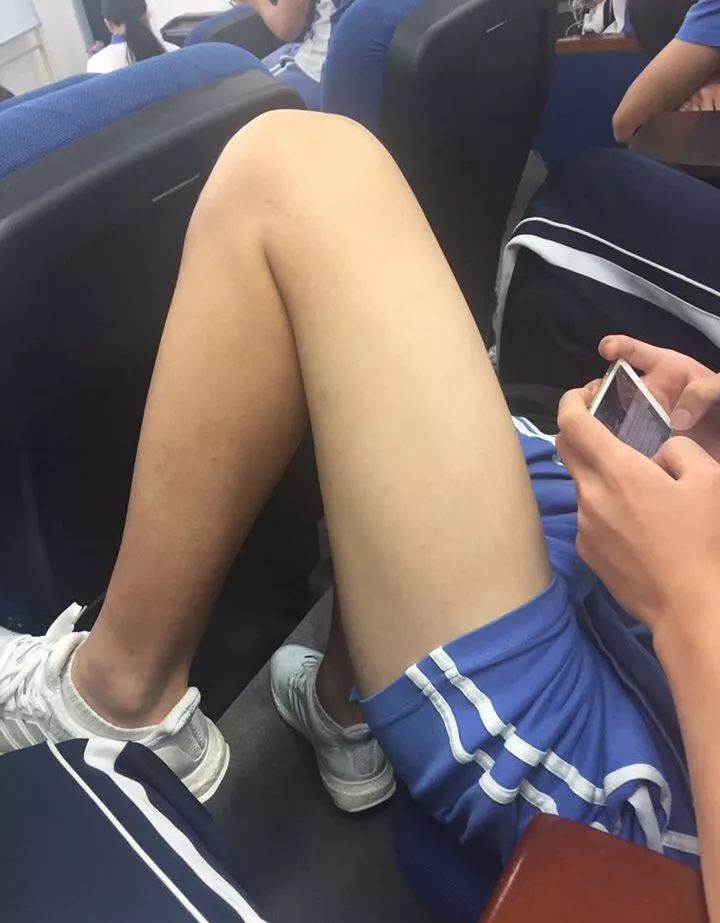 广东的校裤真的太小！发育中的男生尴尬了！! - 51虹马